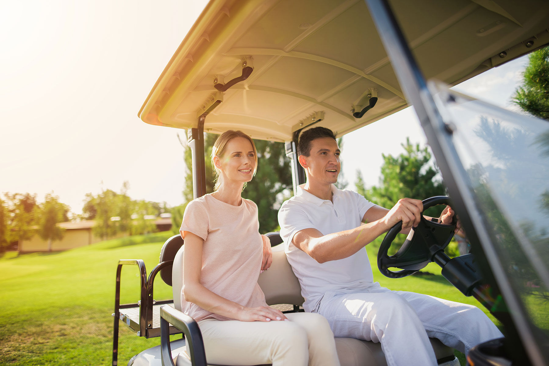 couple-golfcart