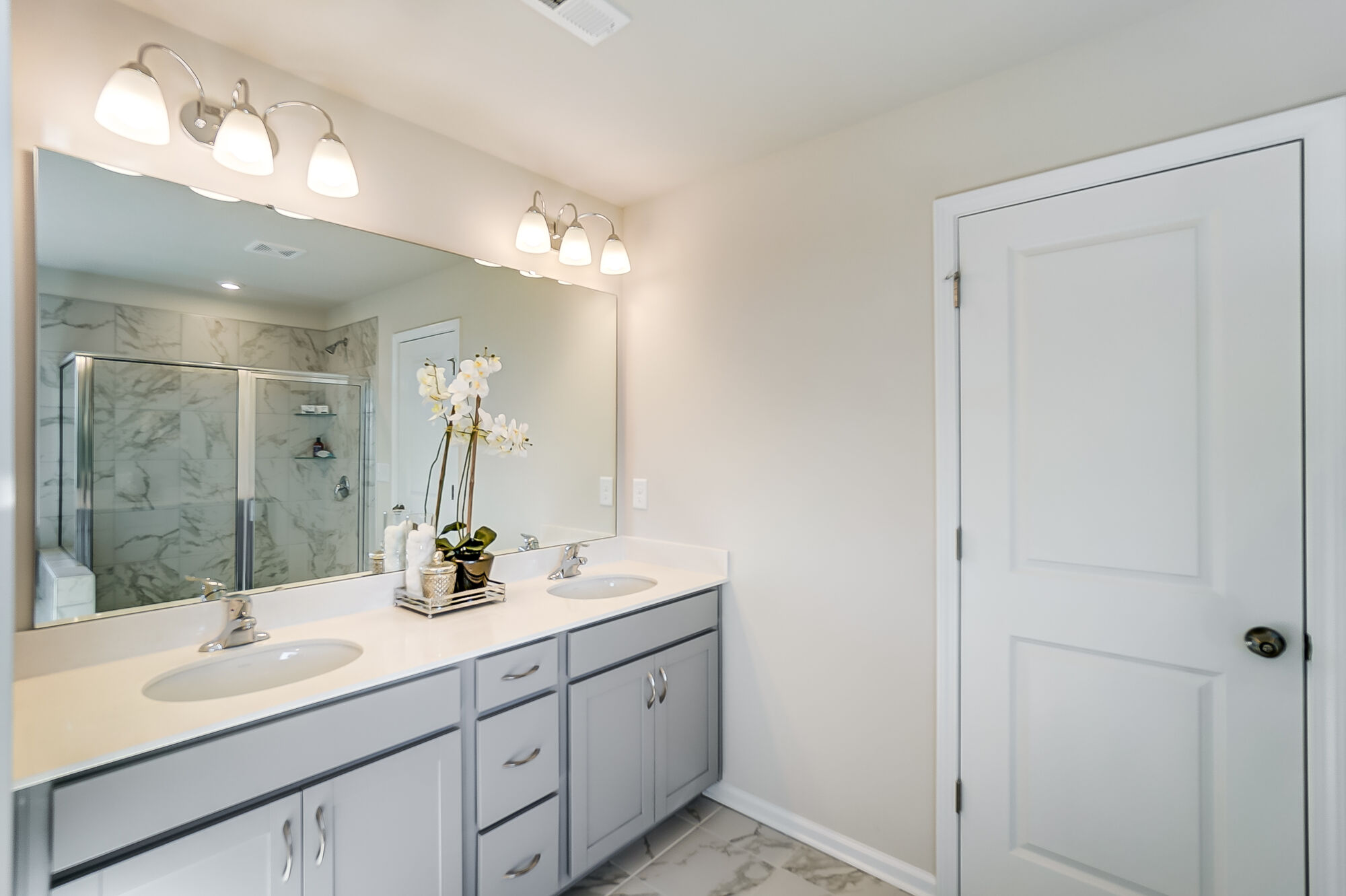 Photo representation of the Shenandoah plan. Colors, finishes and options will vary.