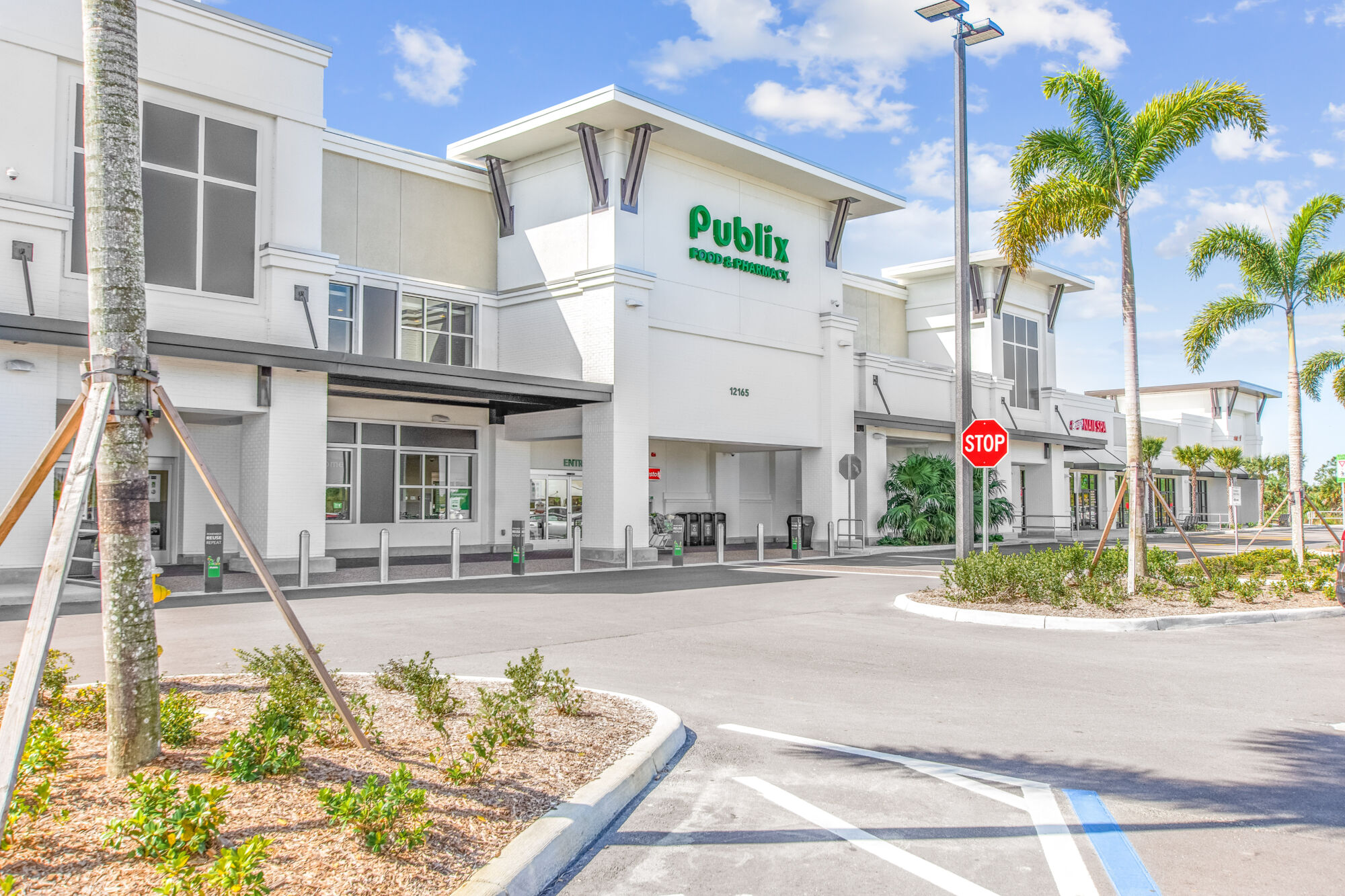 shopping center with publix super market