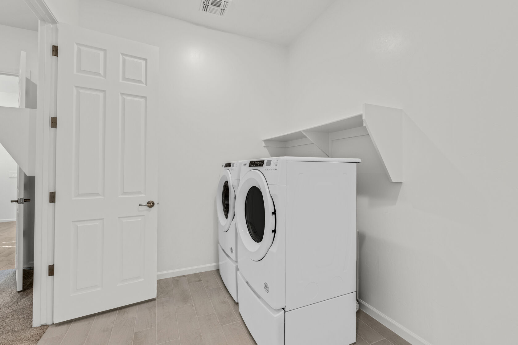 Laundry Room w Washer/Dryer